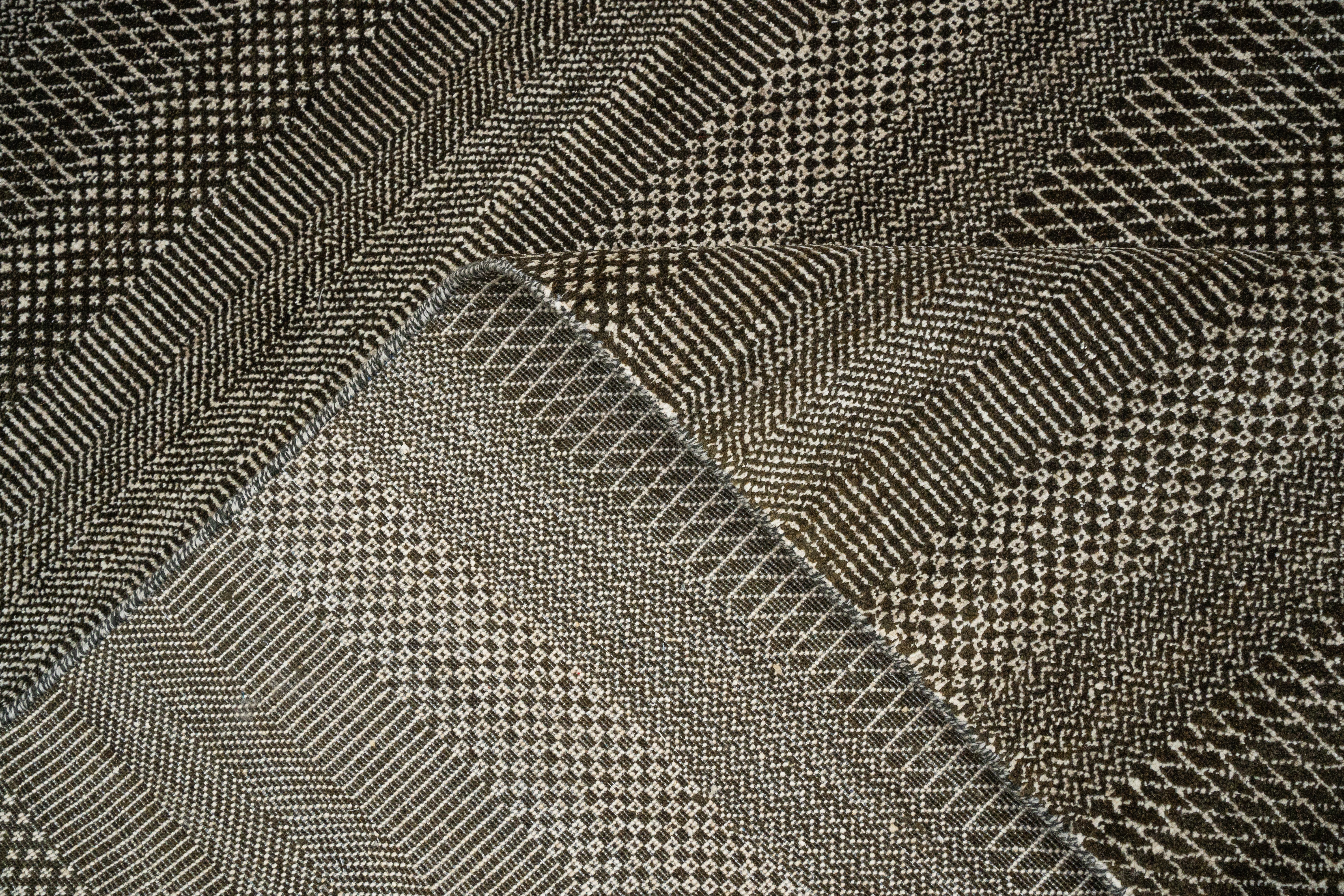 Handknotted Carpet, DIA - 1498 MCN, Grullo & Smoky Black